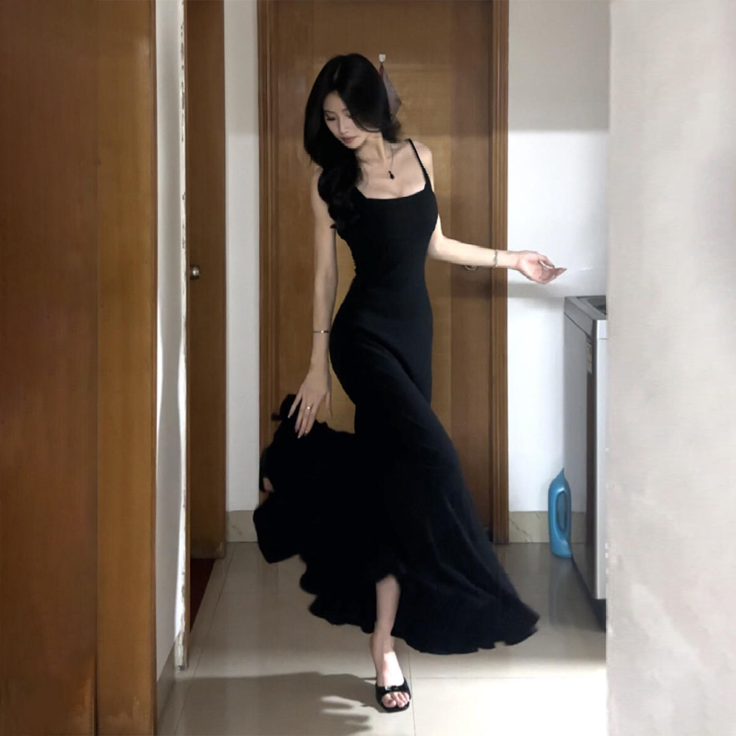 黑色吊带洋装女夏季薄款