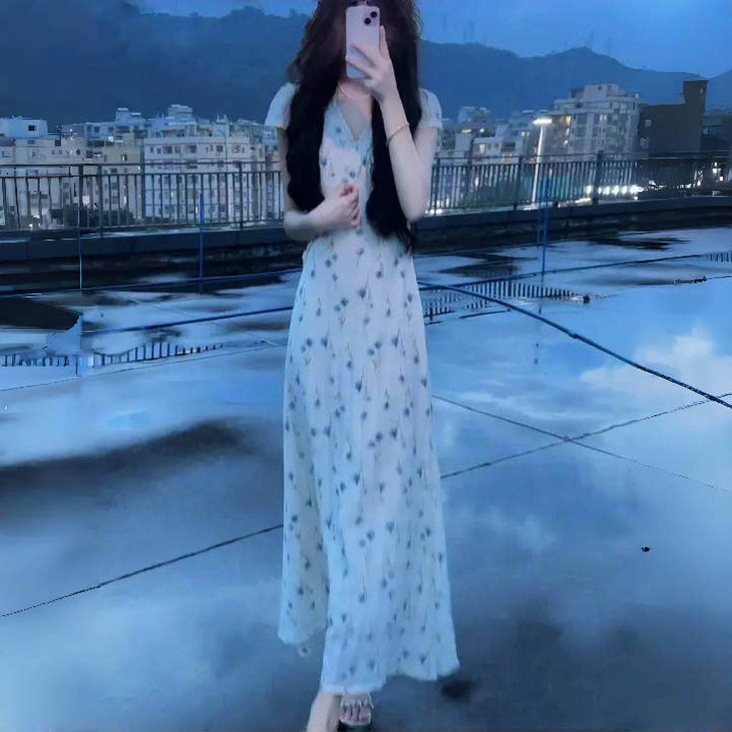 早春白色V领碎花短袖洋装