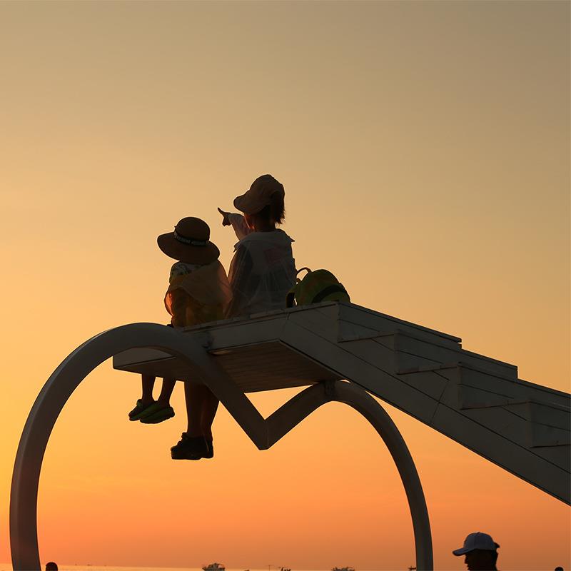 户外景区网红打卡拍照浪漫天梯防腐木创意爱心云梯景观摆件镀锌钢