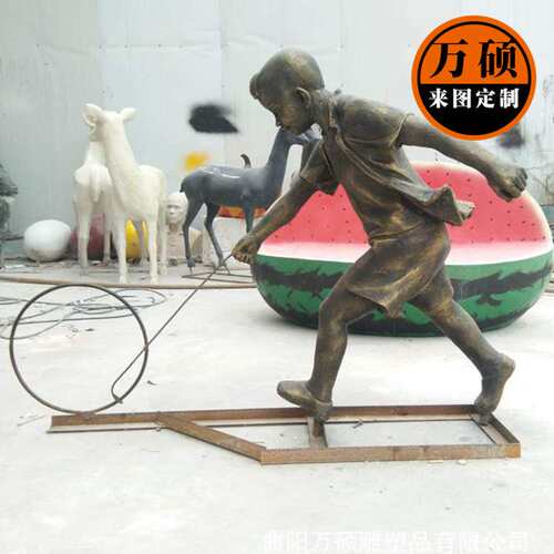 玻璃钢仿铜民俗人物雕塑 小孩玩耍推铁环童趣步行街商业街雕塑