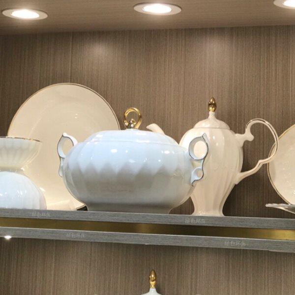 温州订婚餐具碗盘碟套装62头骨瓷钻石金边轻奢现代北欧皮箱包装