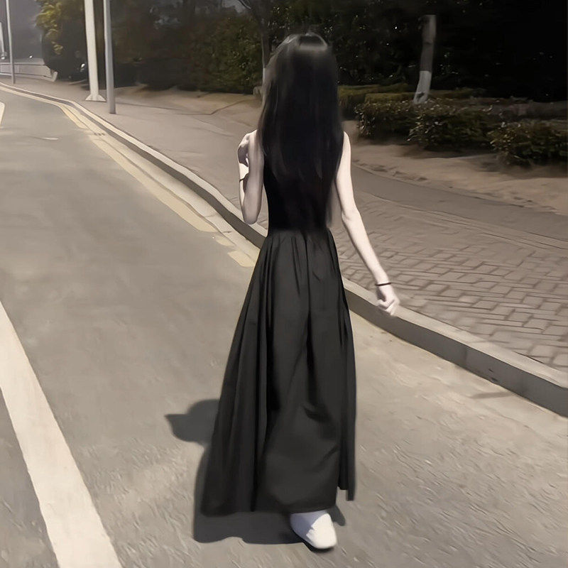 黑色无袖背心洋装女2026
