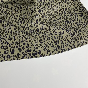 E699夏季绿色底黑点印花缎面雪纺布头柔软垂坠透气连衣裙旗袍面料