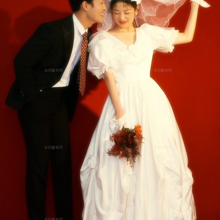 2024年影楼婚纱照新款样片情侣纯色背景白纱高定韩式客片样照150