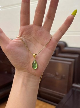 简约绿色水滴吊坠项链轻奢小众女款百搭锁骨链时尚精致高级感颈链