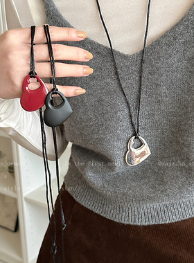 红色爱心镂空吊坠项链女秋冬甜酷长款设计毛衣链轻奢小众挂件配饰