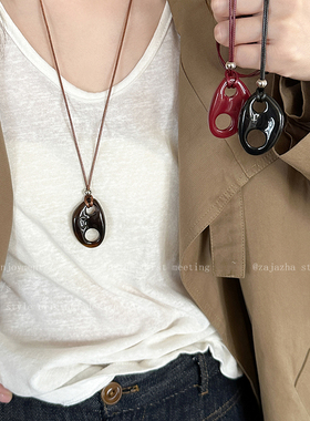 猪鼻子长款吊坠毛衣链女生秋冬气质皮绳配饰小众设计高级感卫衣链