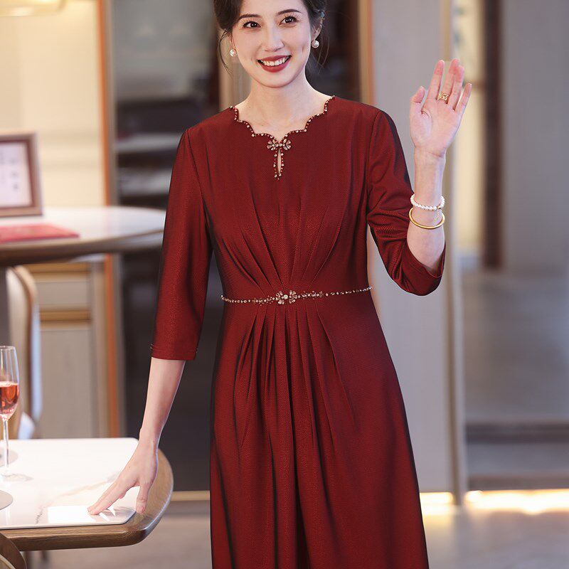 高贵时尚妈妈婚礼连衣裙三月份喜婆婆婚宴装丈母娘礼服2025新款春