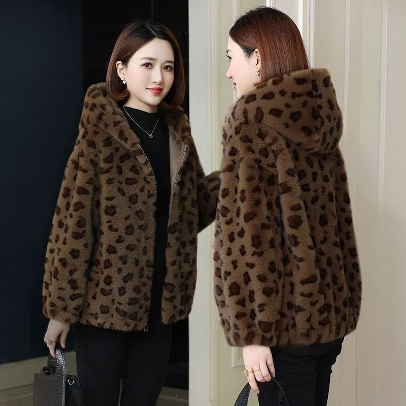 冬季新款女短款连帽豹纹年轻时尚百搭显瘦大衣精貂绒中老年妈妈装