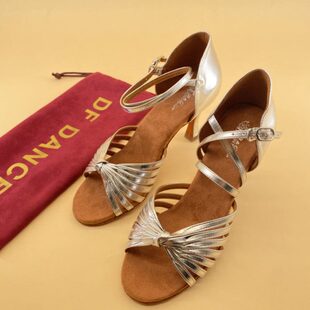 2023专业成人拉丁舞鞋 女士银色中高跟室内软底比赛伦巴恰恰舞蹈鞋