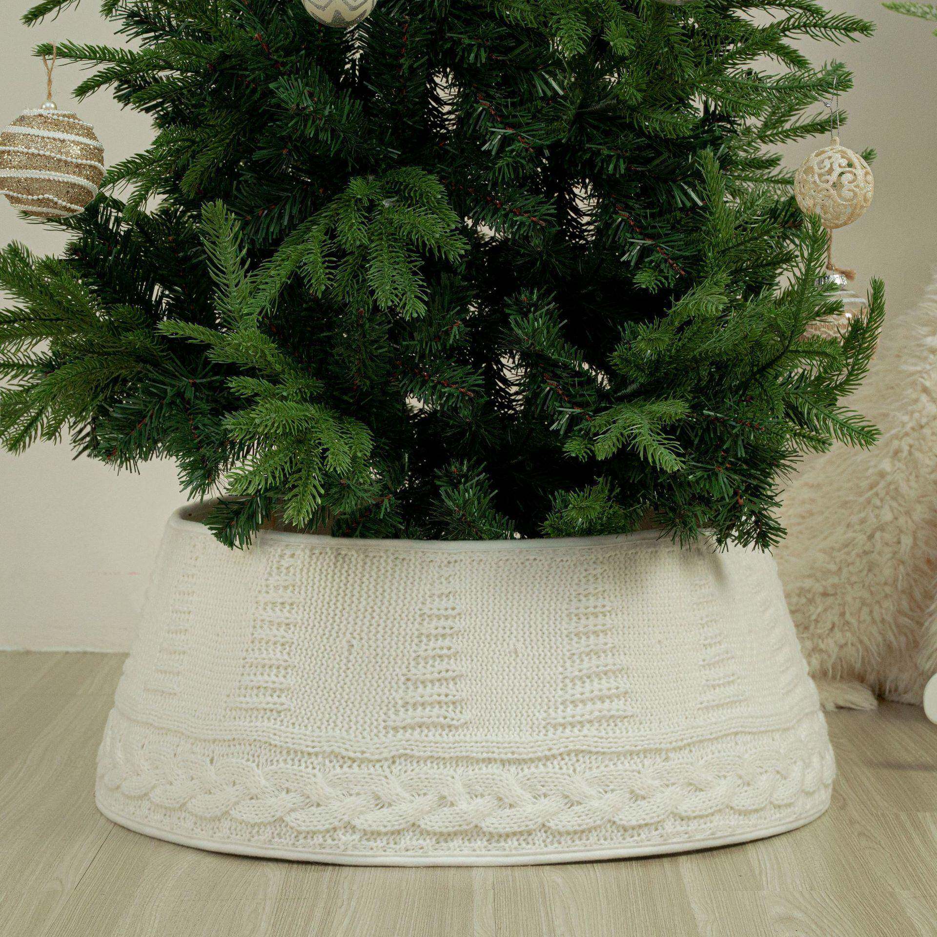 Белая вязаная под ёлкой