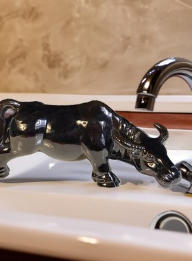 黄色陶瓷牛摆件化解生肖牛家居客厅装低头喝水牛正北卫生间工艺品