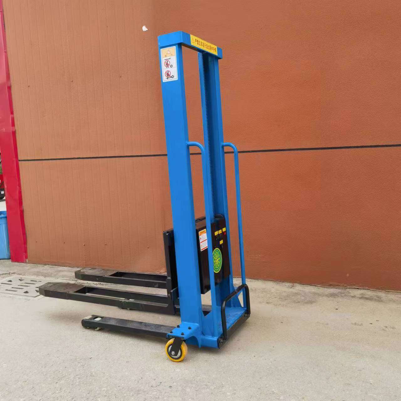 手推小型电动随车叉车 500公斤随车叉能上车自动爬车自体登高车