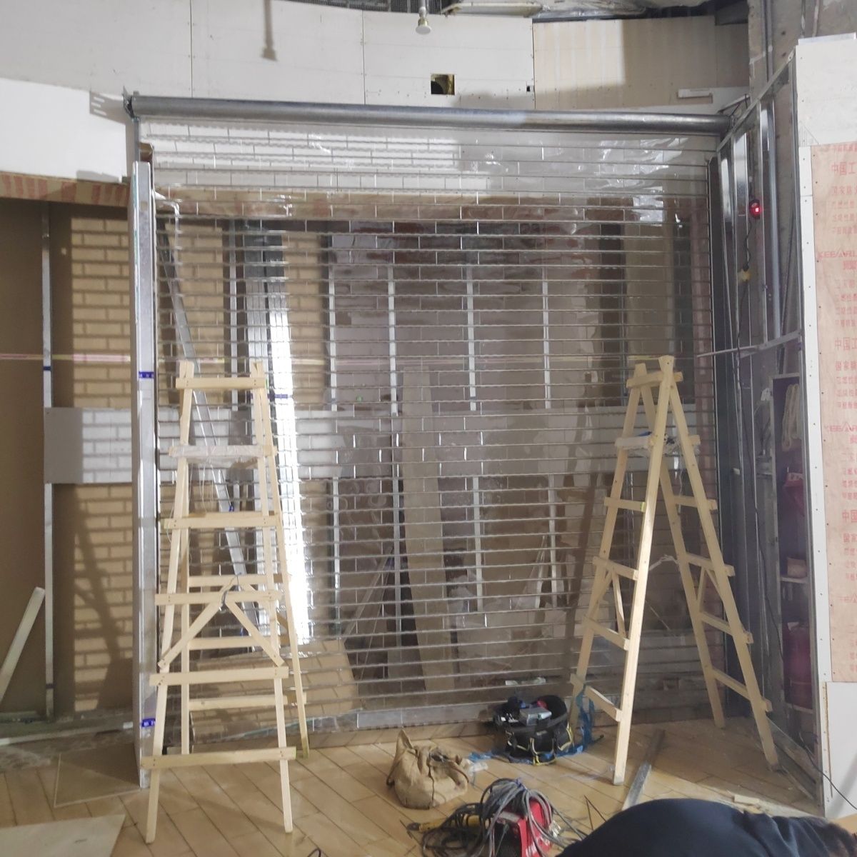 水晶透明商铺卷闸门卷帘门商场。上海卷帘门维修制作!