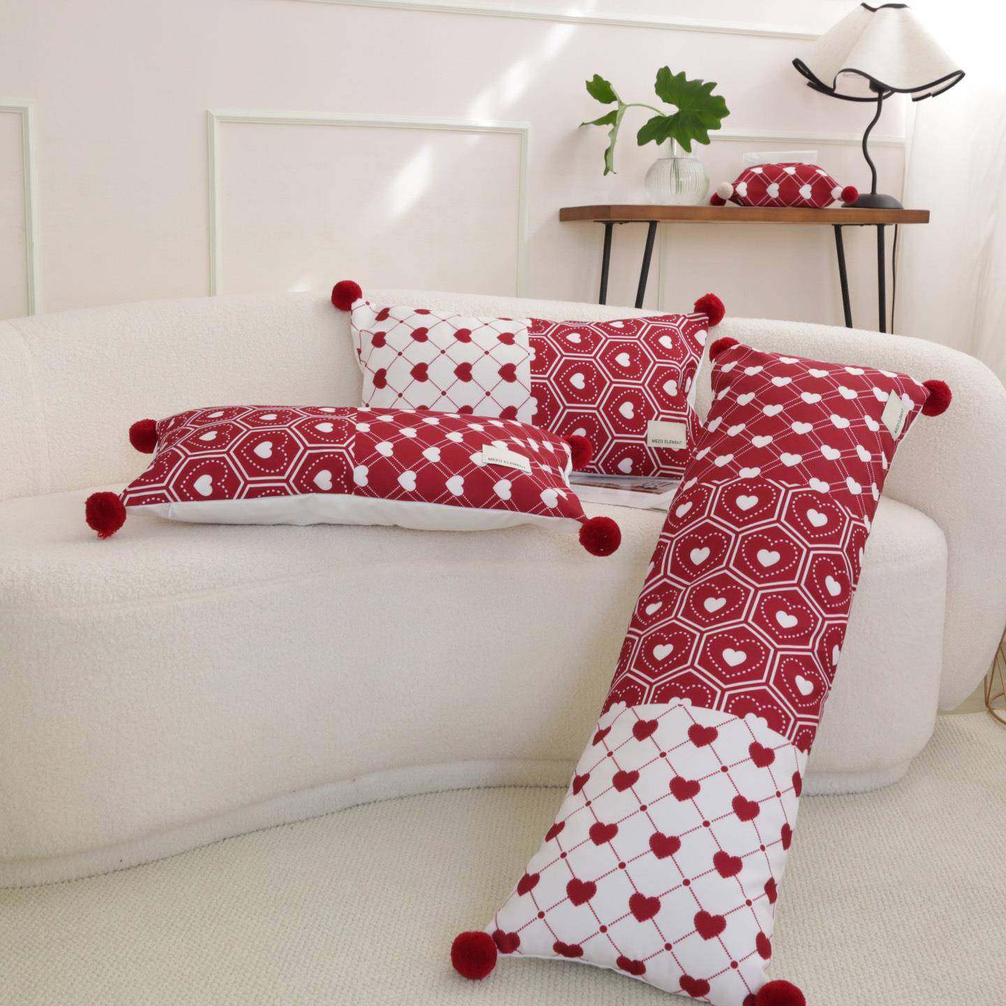美作元素新年长条抱枕客厅沙发氛围感红色爱心腰枕靠枕午睡车靠垫