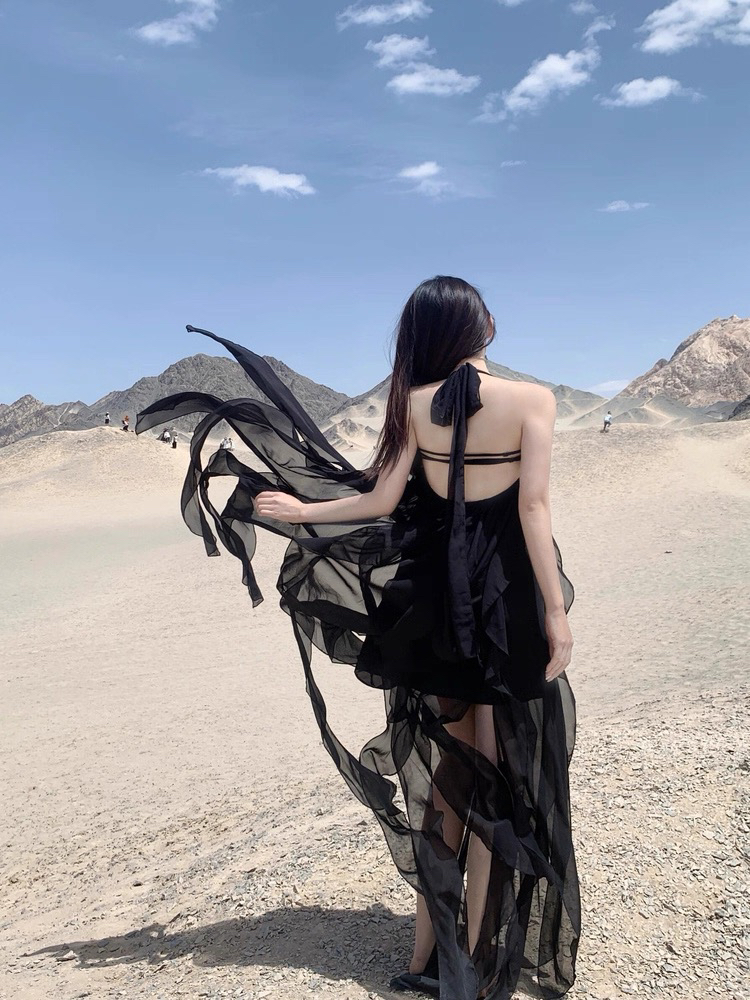 西北旅游大环线穿搭氛围感沙漠拍照黑色挂脖连衣裙女夏装露背显瘦
