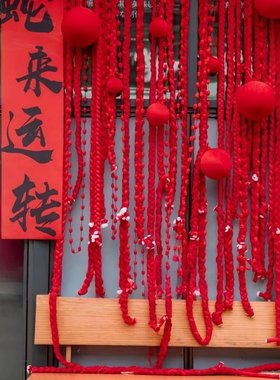 新年红色毛线麻花辫吊饰挂饰元旦春节布置店铺商场节日氛围感材料