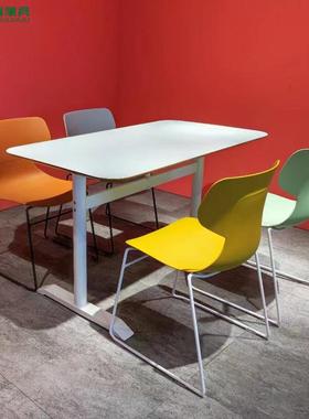 塑钢四脚椅办公椅学生培训椅接待椅培训机构桌椅一套一体课桌椅