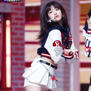 IVE女团kitsch打歌服美式复古刺绣棒球服短外套女爵士舞蹈演出服