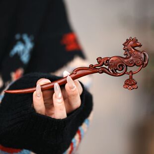 骏马头饰原创马年贺岁小马生肖发钗高级感檀木手工雕刻日常盘发发