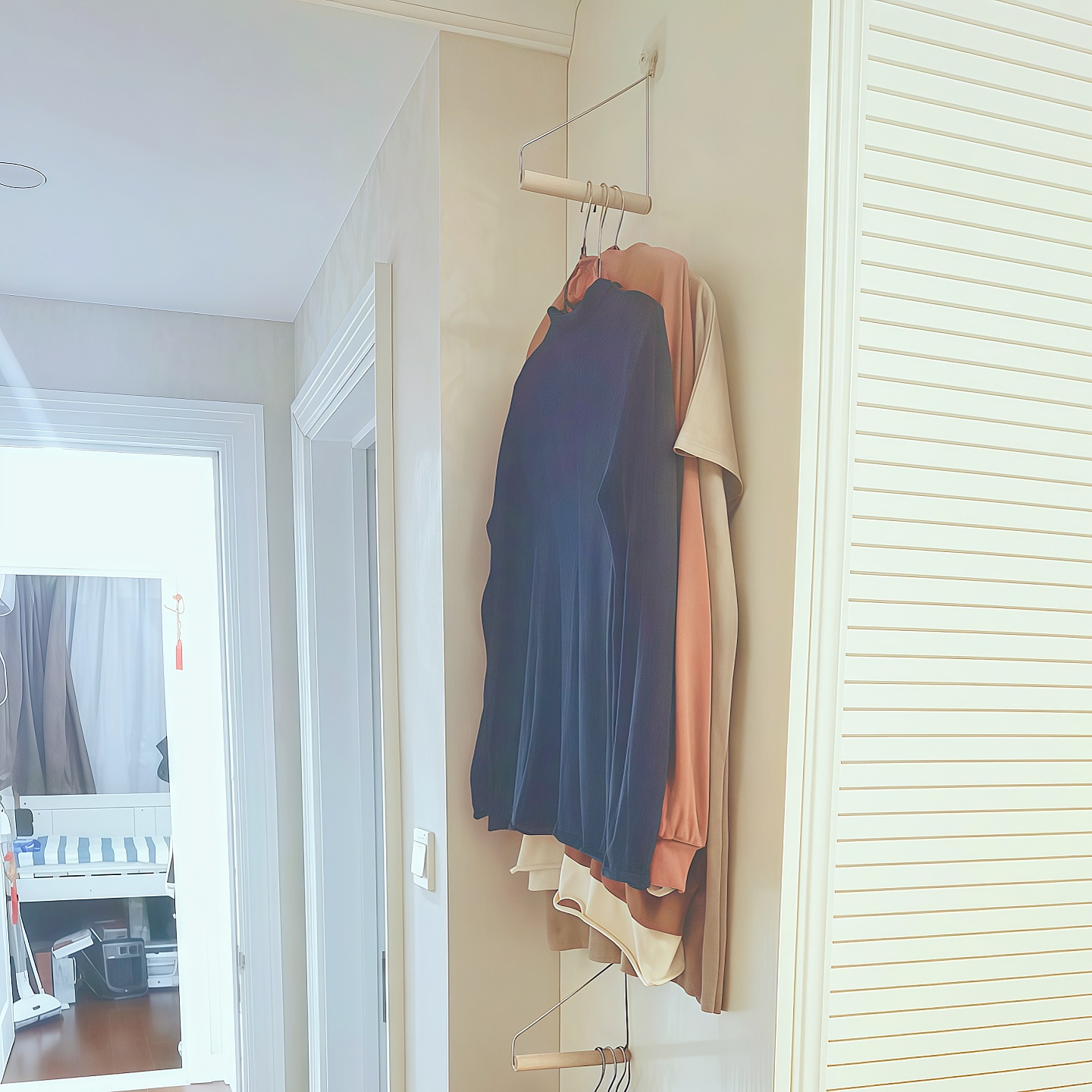 衣架挂墙式免打孔衣服整理收纳神器挂衣架墙上壁挂晾衣杆家用室内