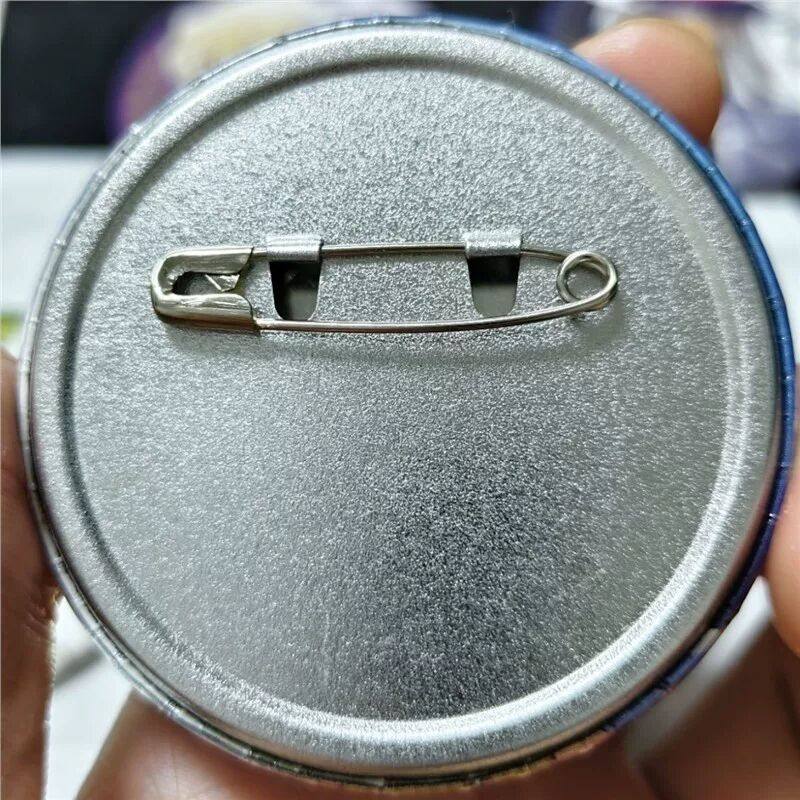 【日谷正版】 名侦探柯南 工藤新一 晚礼服吧唧 工藤新一烫金吧唧,模玩/动漫/周边/娃圈三坑/桌游,动漫徽章/立牌,淘宝优惠券,粉丝福利购,淘宝优惠卷