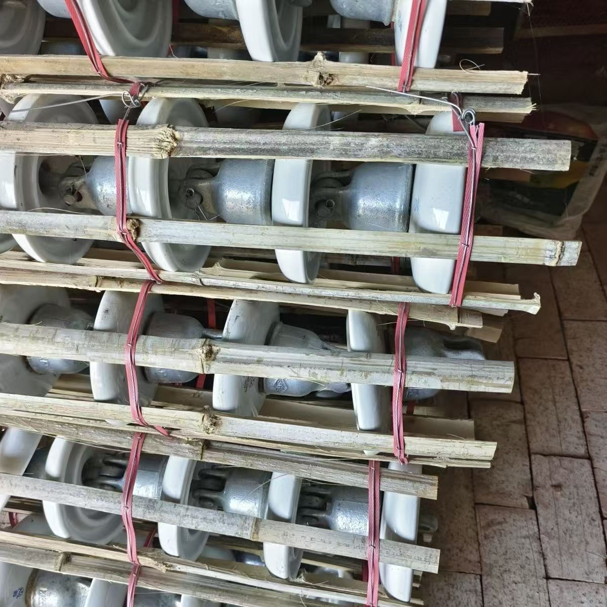 小巧匠陶瓷绝缘子U-40CU30CXP-40C盘型悬式瓷瓶