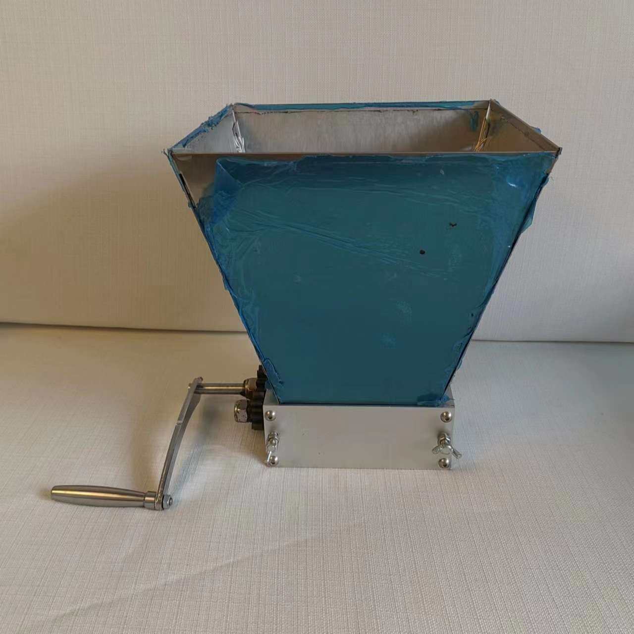 热卖手摇齿轮对辊 五谷研磨机麦芽破碎器 小麦粉碎机电钻小型原料