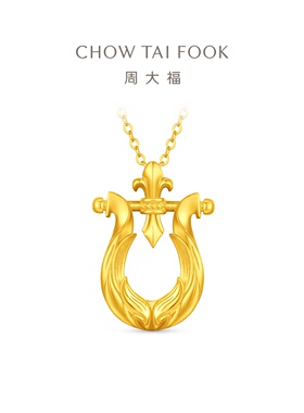 【节日礼物】周大福马年生肖十字鸢尾翅膀马蹄扣黄金吊坠EOF2073