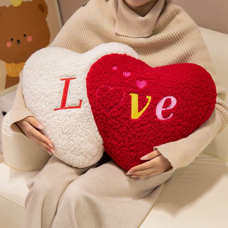 女神节love心形抱枕情人节礼物结婚婚房布置爱心靠垫床头沙发靠枕