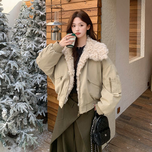 卡其色短款羊羔毛拼接派克服女2025冬季新款显瘦保暖羽绒内胆外套