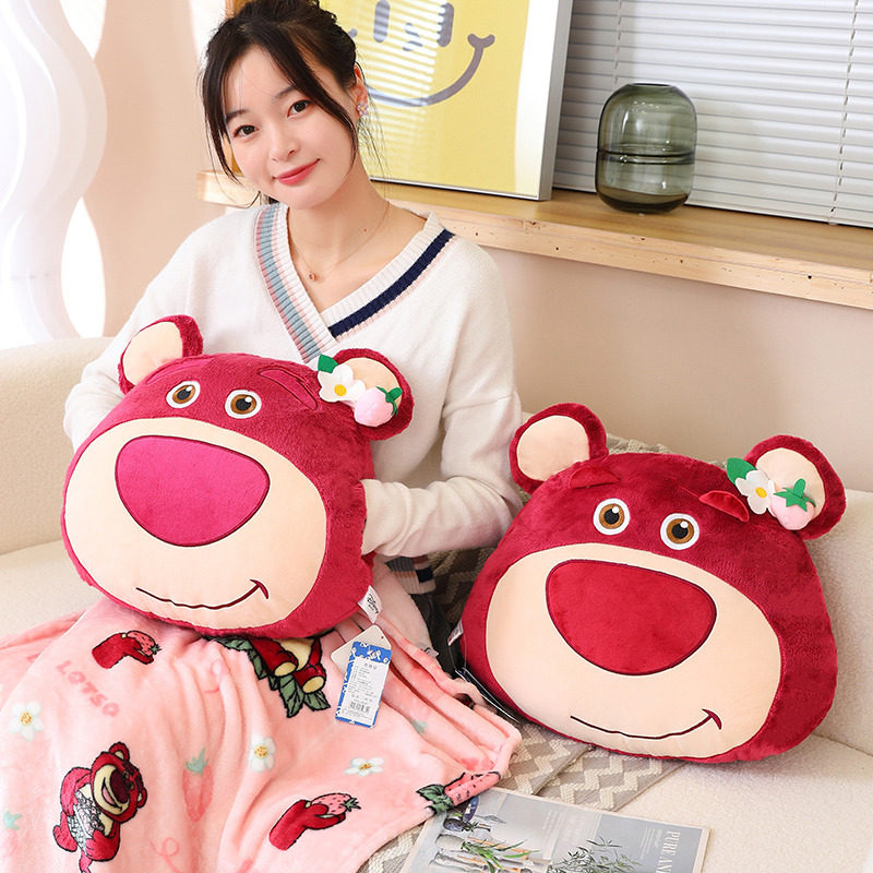 草莓熊暖手抱枕被子两用加厚插手午睡枕办公室枕头毯子三合一靠枕