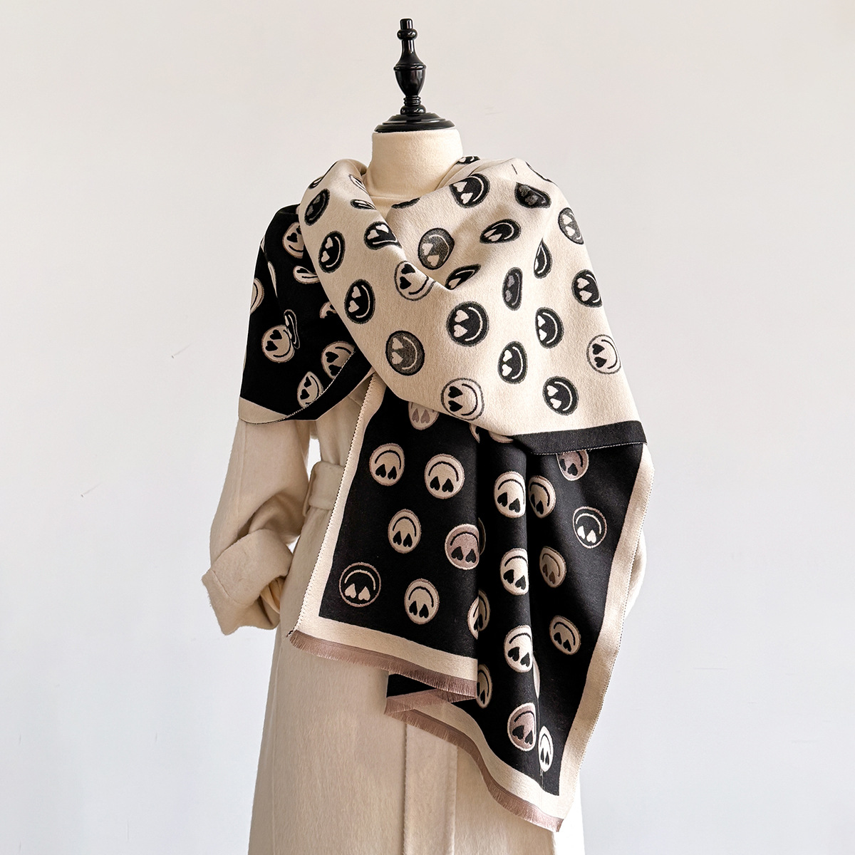 2025秋冬新款圆形笑脸仿羊绒围巾保暖围脖欧美时尚双面双色大披肩