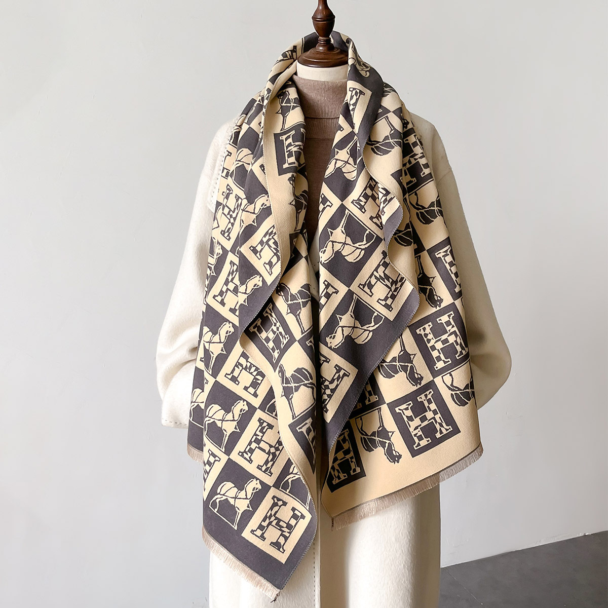 欧美字母格子新款双面仿羊绒加厚披肩氛围感外搭气质围脖斗篷秋冬