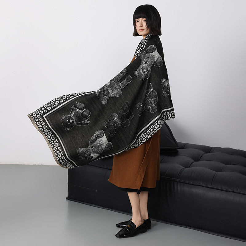 新款冬季厚款披肩外搭女素描小熊仿羊绒提花流苏可爱保暖围巾双面