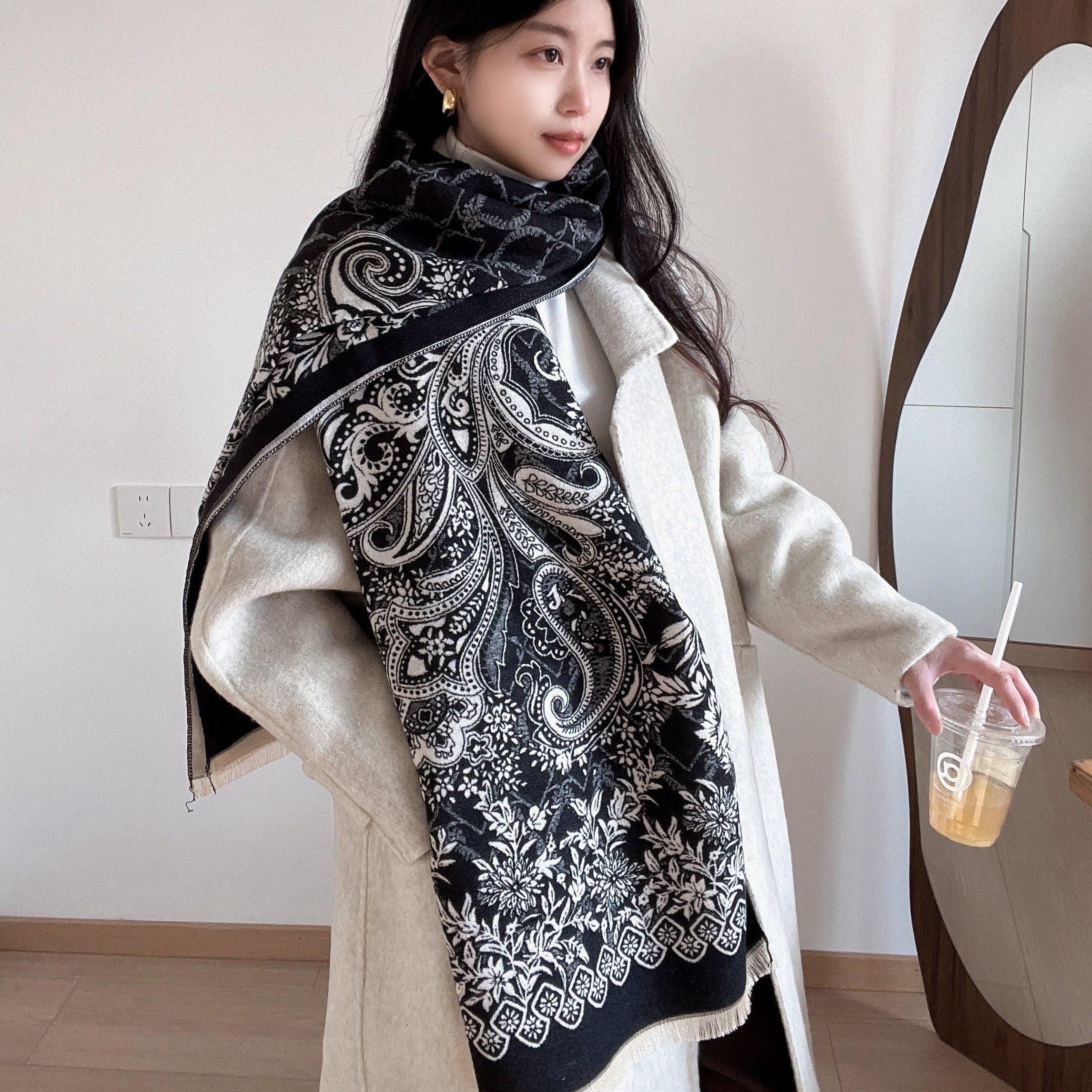 优雅轻奢风花纹提花披肩女冬季保暖双面印花围巾外搭叠穿围脖,服饰配件/皮带/帽子/围巾,防晒披肩,淘宝优惠券,粉丝福利购,淘宝优惠卷