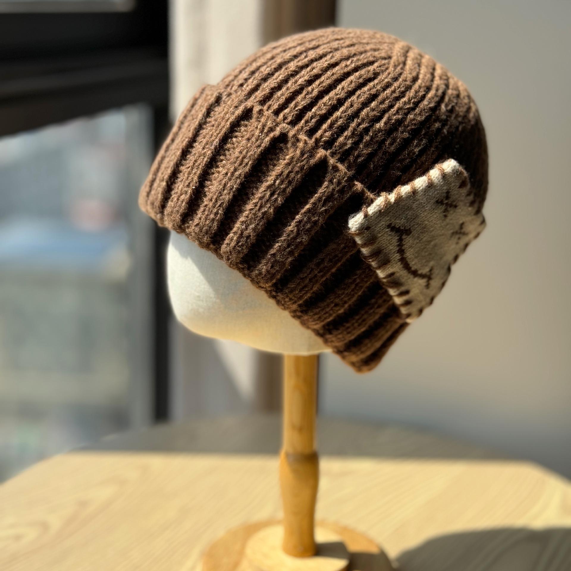 韩版小众笑脸补丁毛线帽男女秋冬季保暖百搭显脸小针织帽护耳冷帽