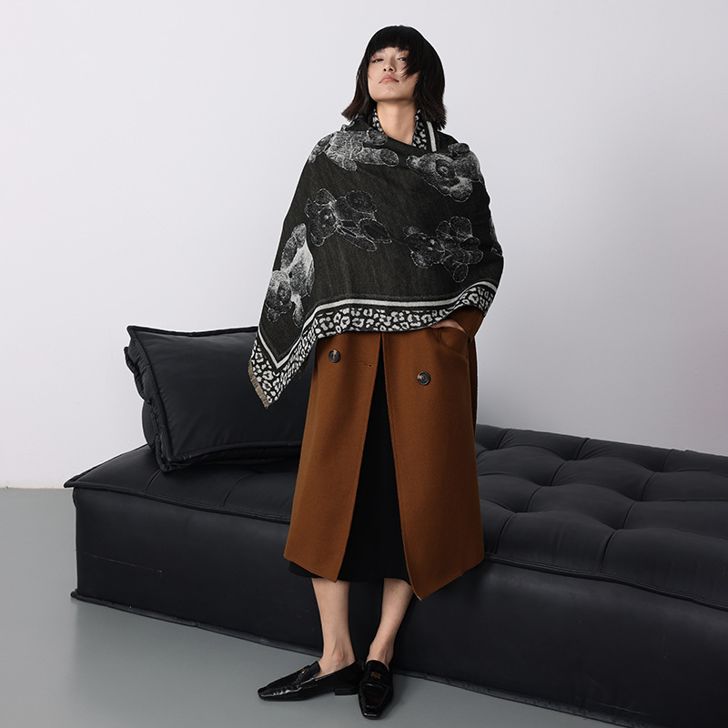 新款冬季厚款披肩外搭女素描小熊仿羊绒提花流苏可爱保暖围巾双面