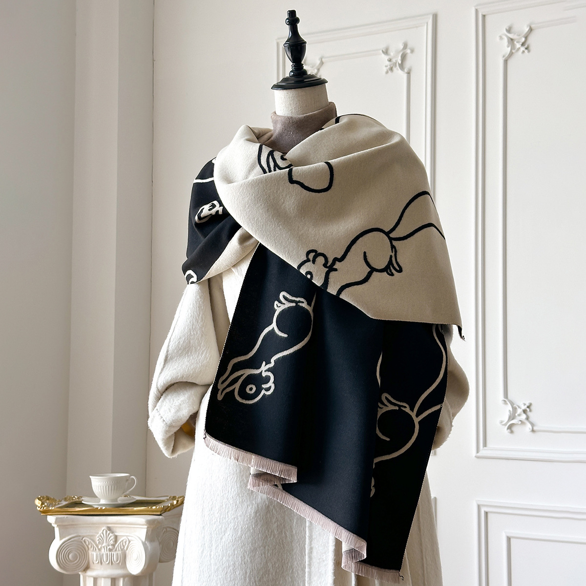 2025秋冬季外贸新款松鼠图案保暖围巾时尚百搭高级感拼色披肩围脖