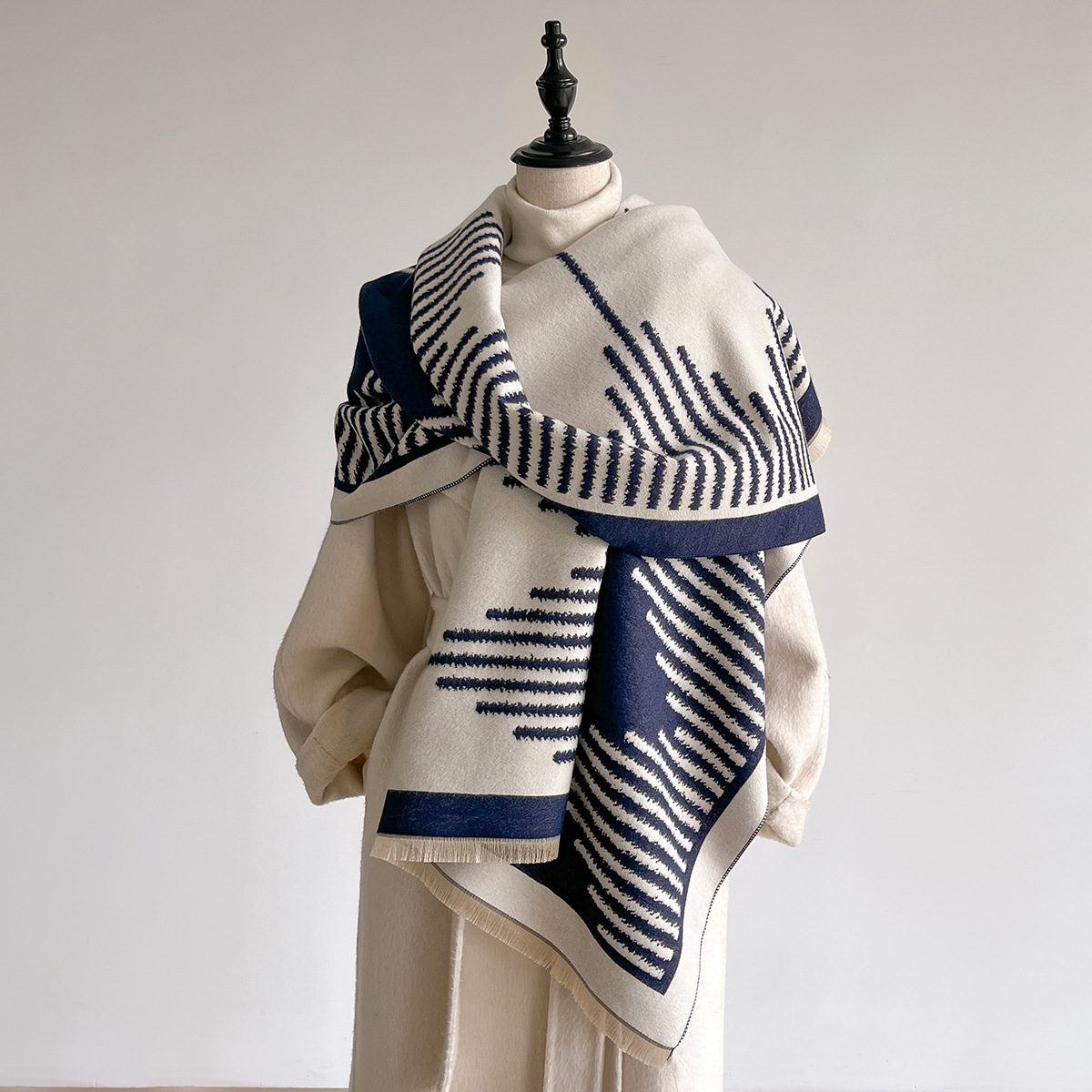 秋冬款新款仿羊绒几何大披肩空调房保暖围巾女士印花多色外搭装饰