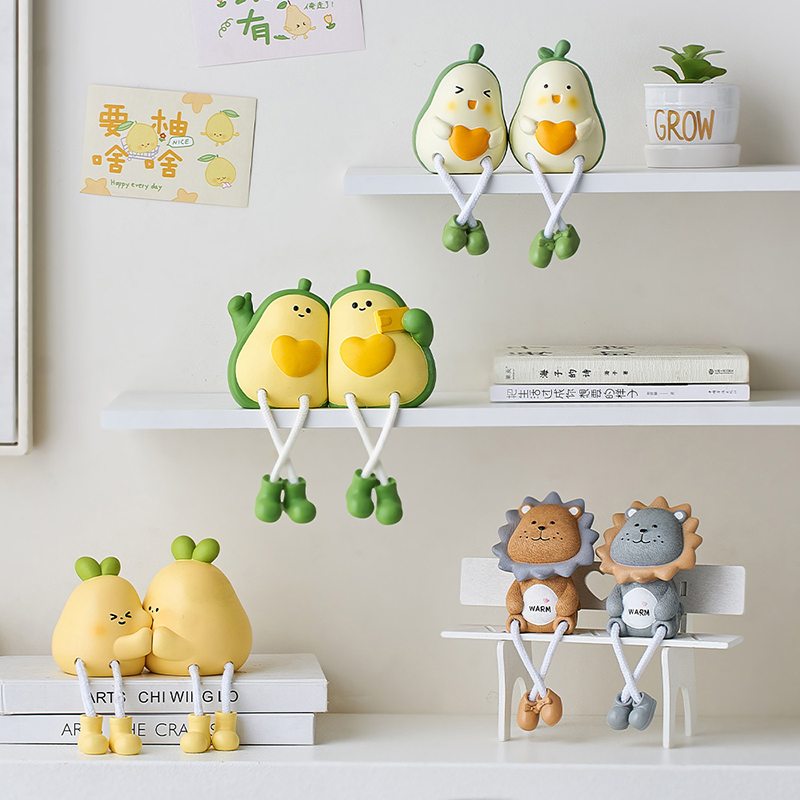 创意可爱情侣吊脚k娃娃摆件客厅家居装饰卡通电视柜置物架桌面玩