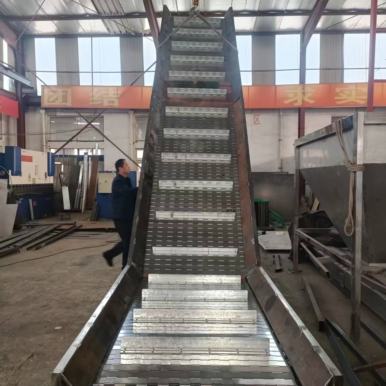 设备配套链板输送设备 煤炭上料链板提升机 吨重板链式输送机