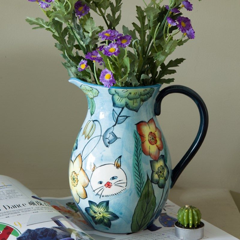 小猫咪逗蔷薇手绘花朵陶瓷单耳奶壶花瓶红蓝色艺术感现代中式家居