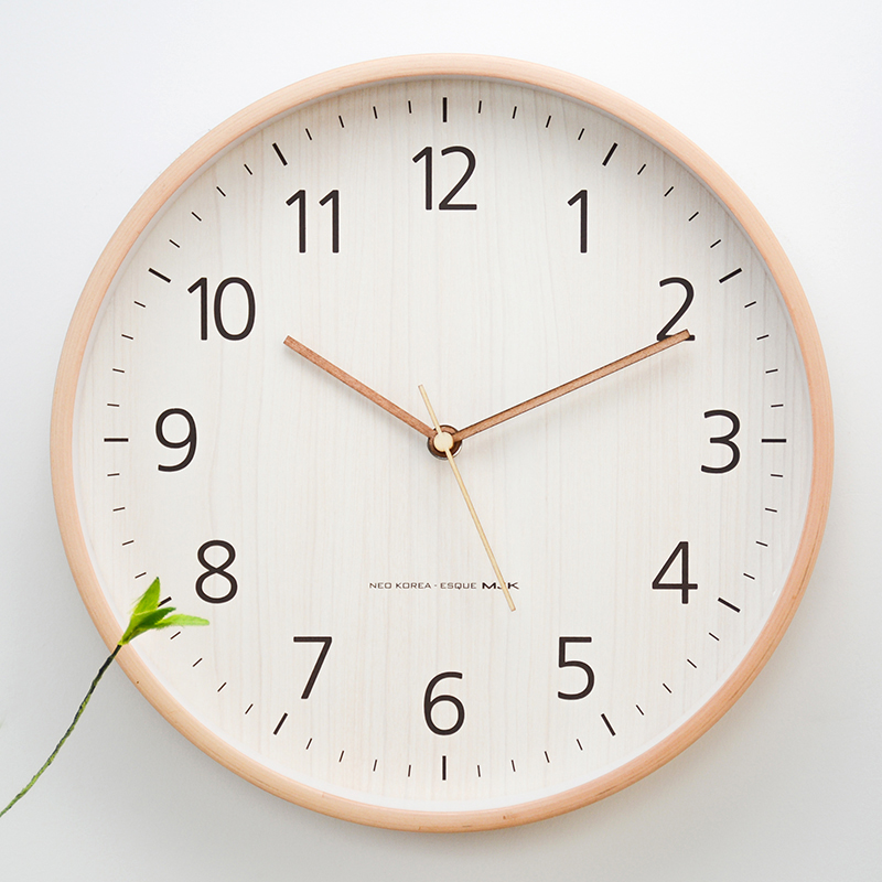 北欧2021新款简约n木质挂钟客厅创意静音时尚钟表家用时钟挂墙个