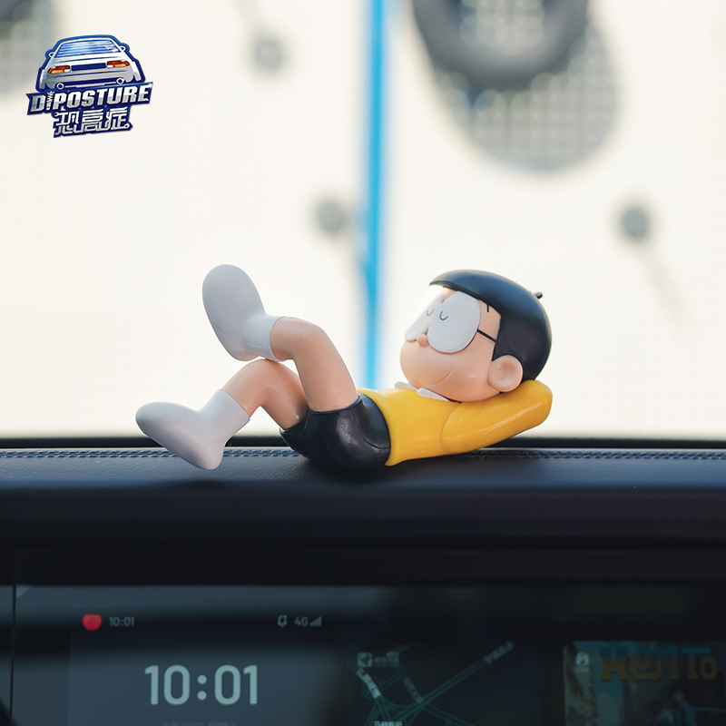 汽车摆件2023新款车载中控台男女士高J档车上可爱大雄车内装饰用