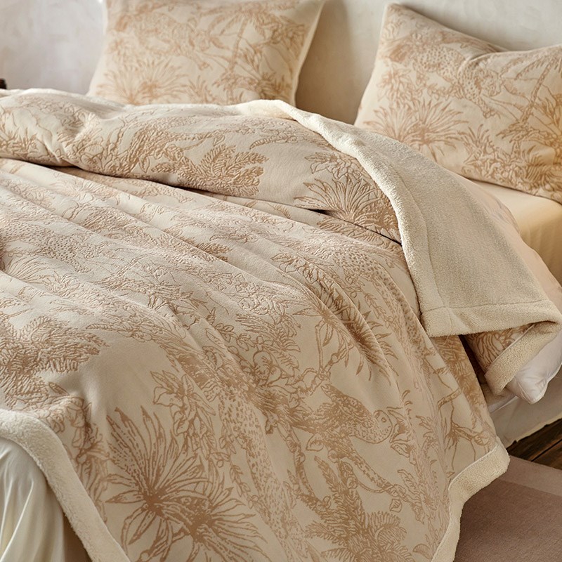 冬季双面用雕g花牛奶绒办公室午睡毛毯加厚暖羊绒沙发空调毯咖灰