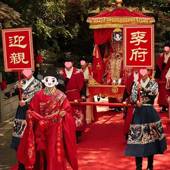 婚具迎亲返牌接亲牌匾男手举牌兄弟团伴郎拍CSC结照道婚礼敬酒场