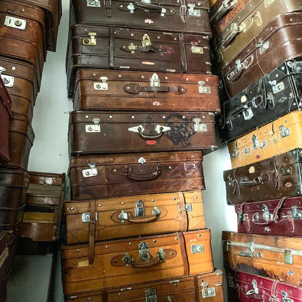 老上海老旧皮箱子茶几民国古董怀旧老物品影视道具拍摄场复古背景