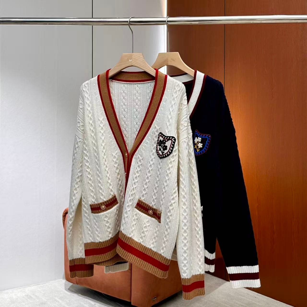 【妍妍粉丝专享】26新款学院风撞色V领刺针织开衫ONWM245125847