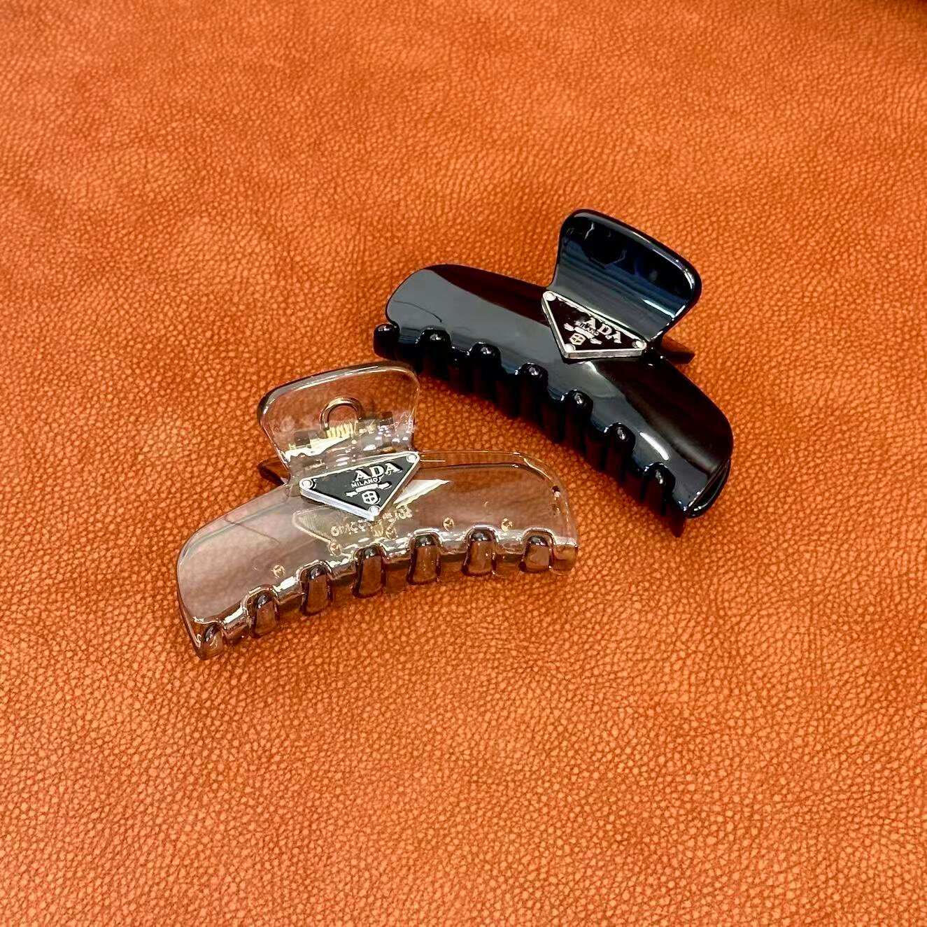 【妍妍粉丝专享】26新款时尚三角标抓夹个性发夹ONWX245636160